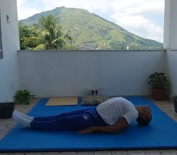 yoga-asana-matsyasana-cjhygino-arqueiro-taoista-aulas-online-presencial