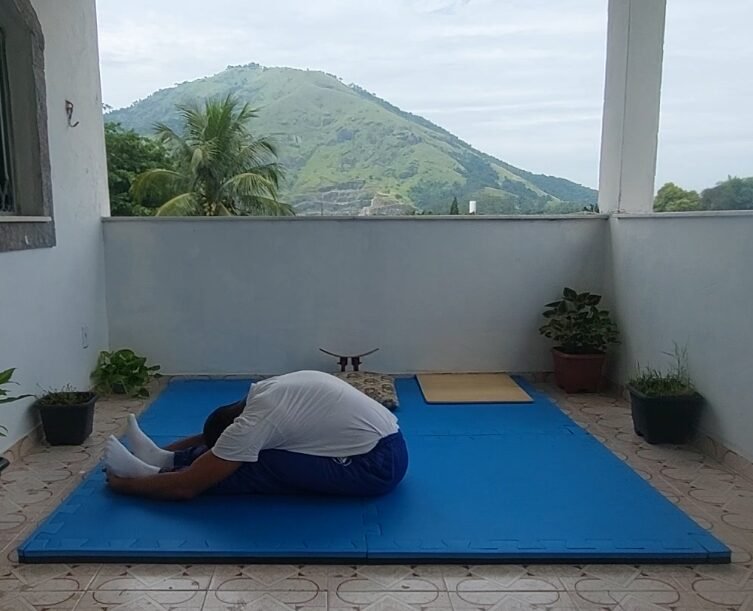 yoga-asana-pachimottanasana-cjhygino-arqueiro-taoista-aulas-online-presencial