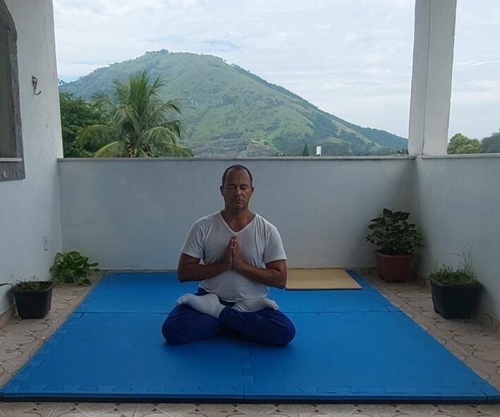 yoga-asana-padmasana-cjhygino-arqueiro-taoista-aulas-online-presencial