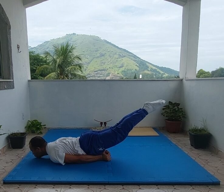 yoga-asana-salabhasana-cjhygino-arqueiro-taoista-aulas-online-presencial