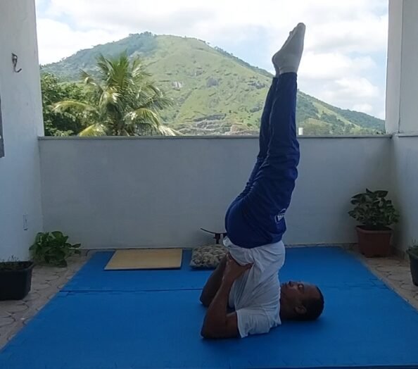 yoga-asana-sarvangasana-cjhygino-arqueiro-taoista-aulas-online-presencial
