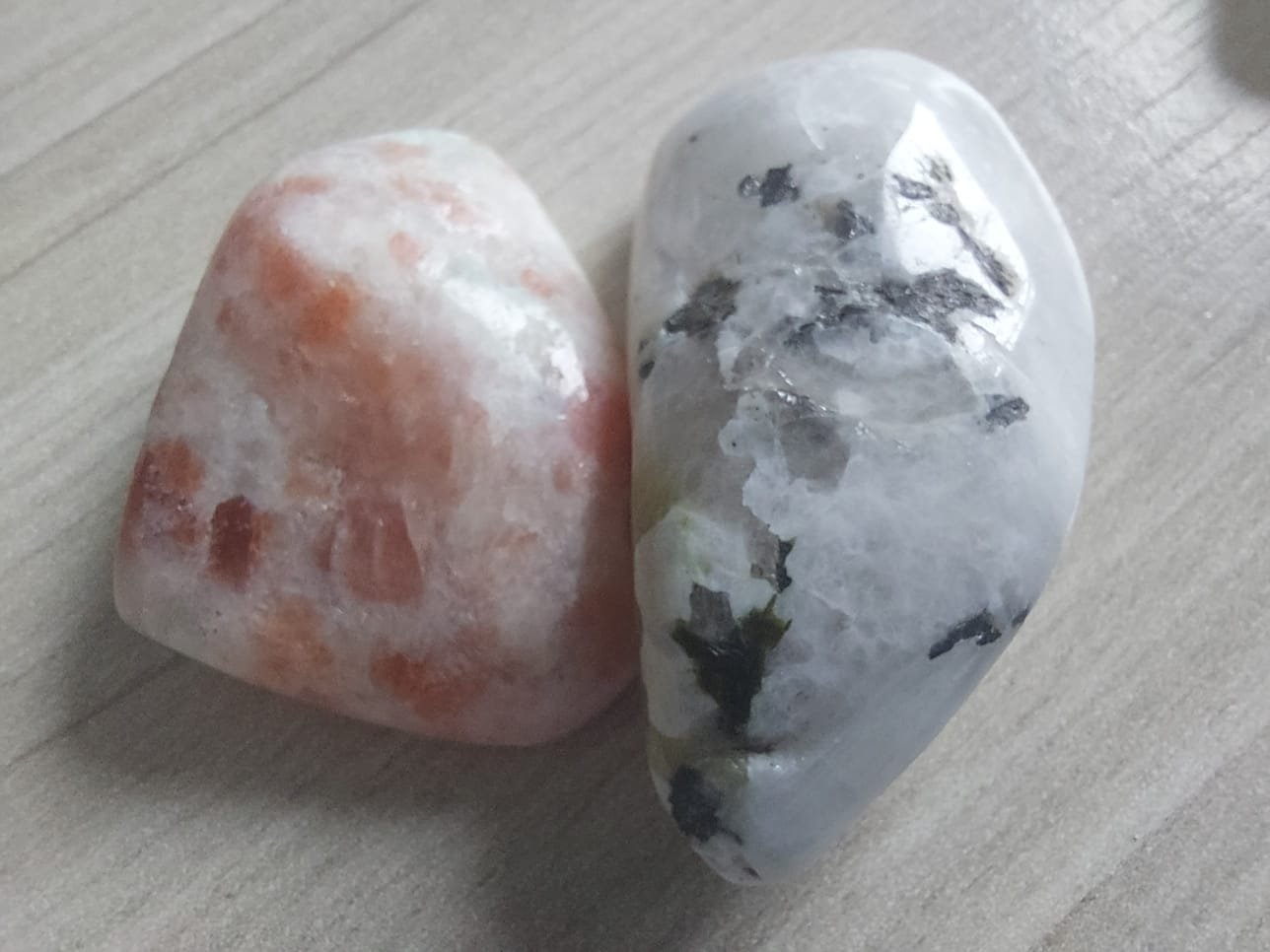 Dueto pedra do sol e pedra da lua energizadas, equilíbrio entre ação e intuição