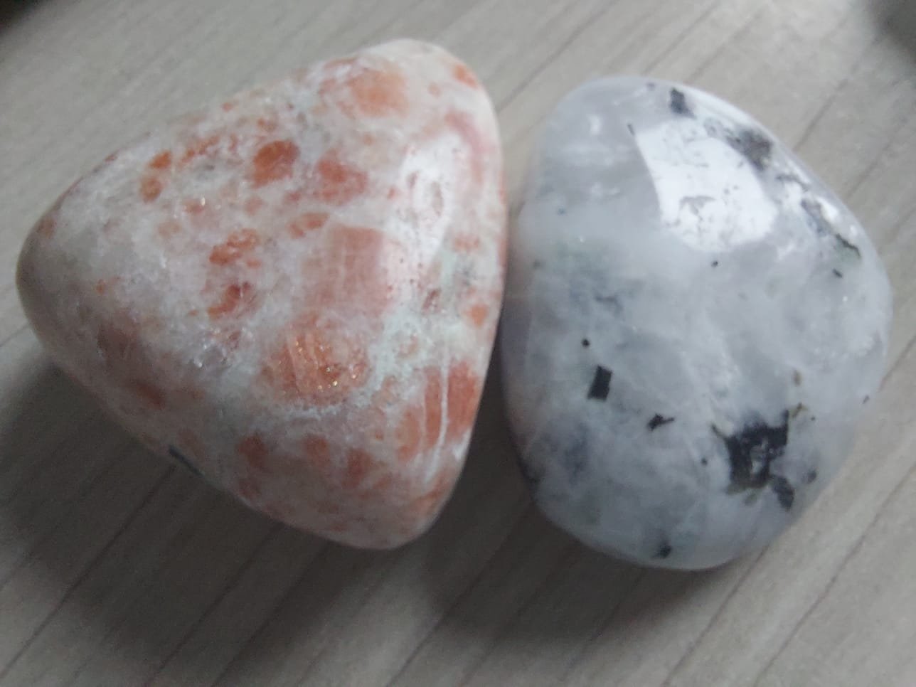 Dueto pedra do sol e pedra da lua energizadas, equilíbrio entre ação e intuição