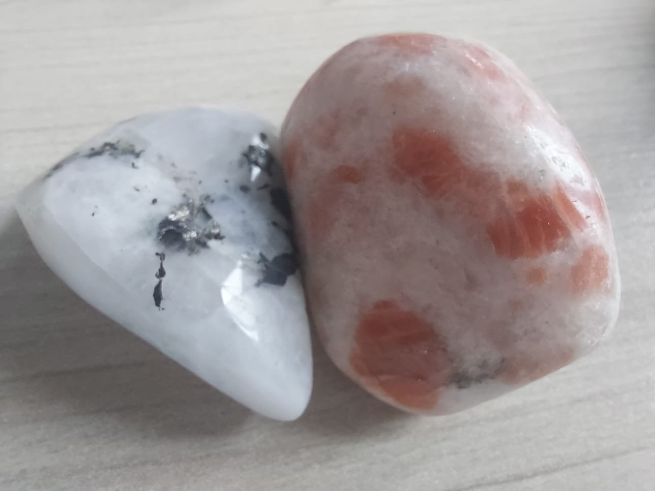 Dueto pedra do sol e pedra da lua energizadas, equilíbrio entre ação e intuição