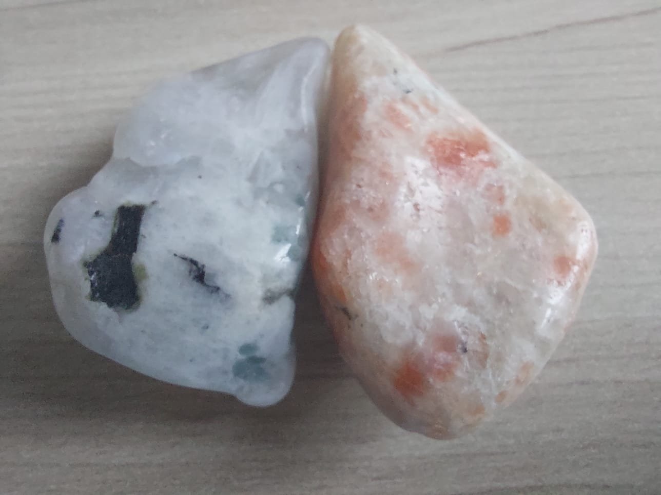 Dueto pedra do sol e pedra da lua energizadas, equilíbrio entre ação e intuição