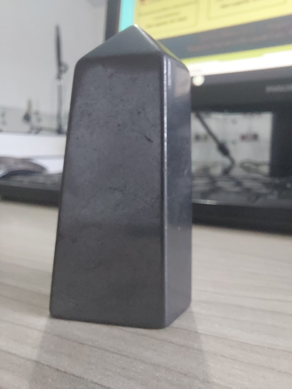 Ponta de hematita natural energizada para proteção e organização do ambiente