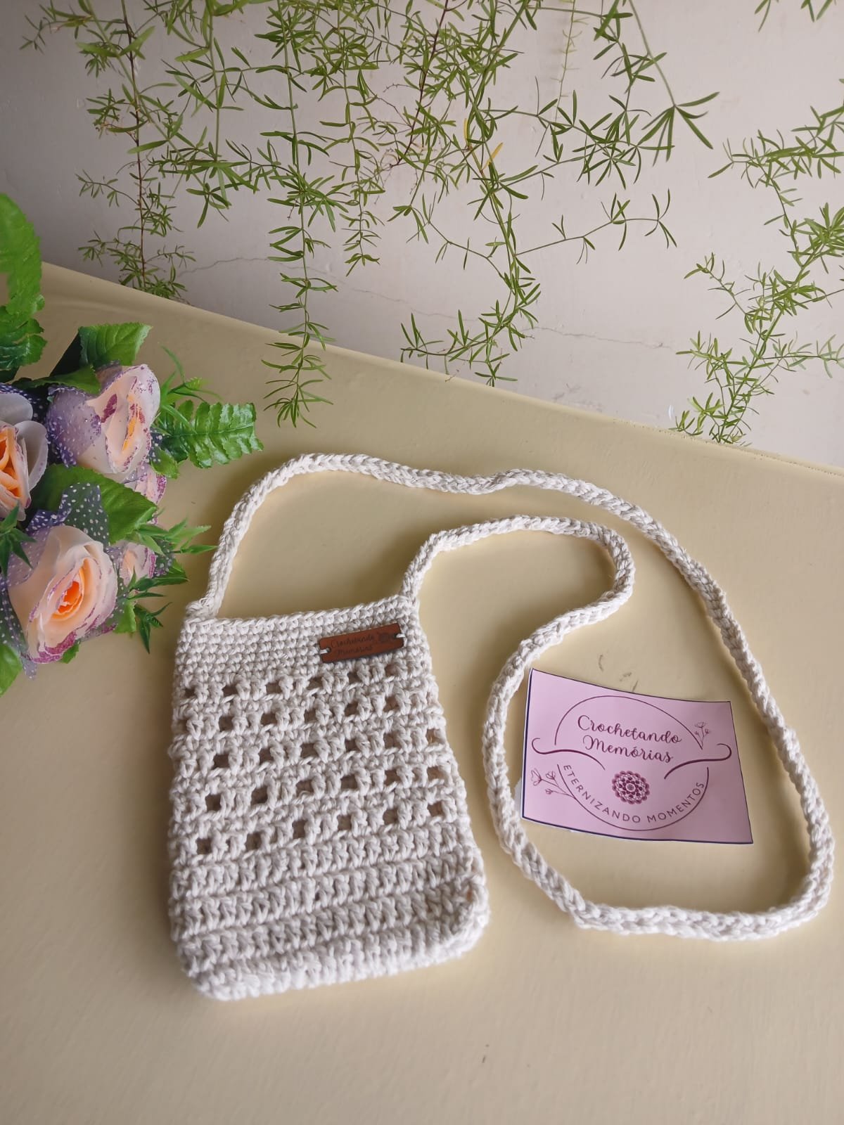 crochetando-memorias-bolsa-croche-artesanal-alca-longa-porta-celular-bege