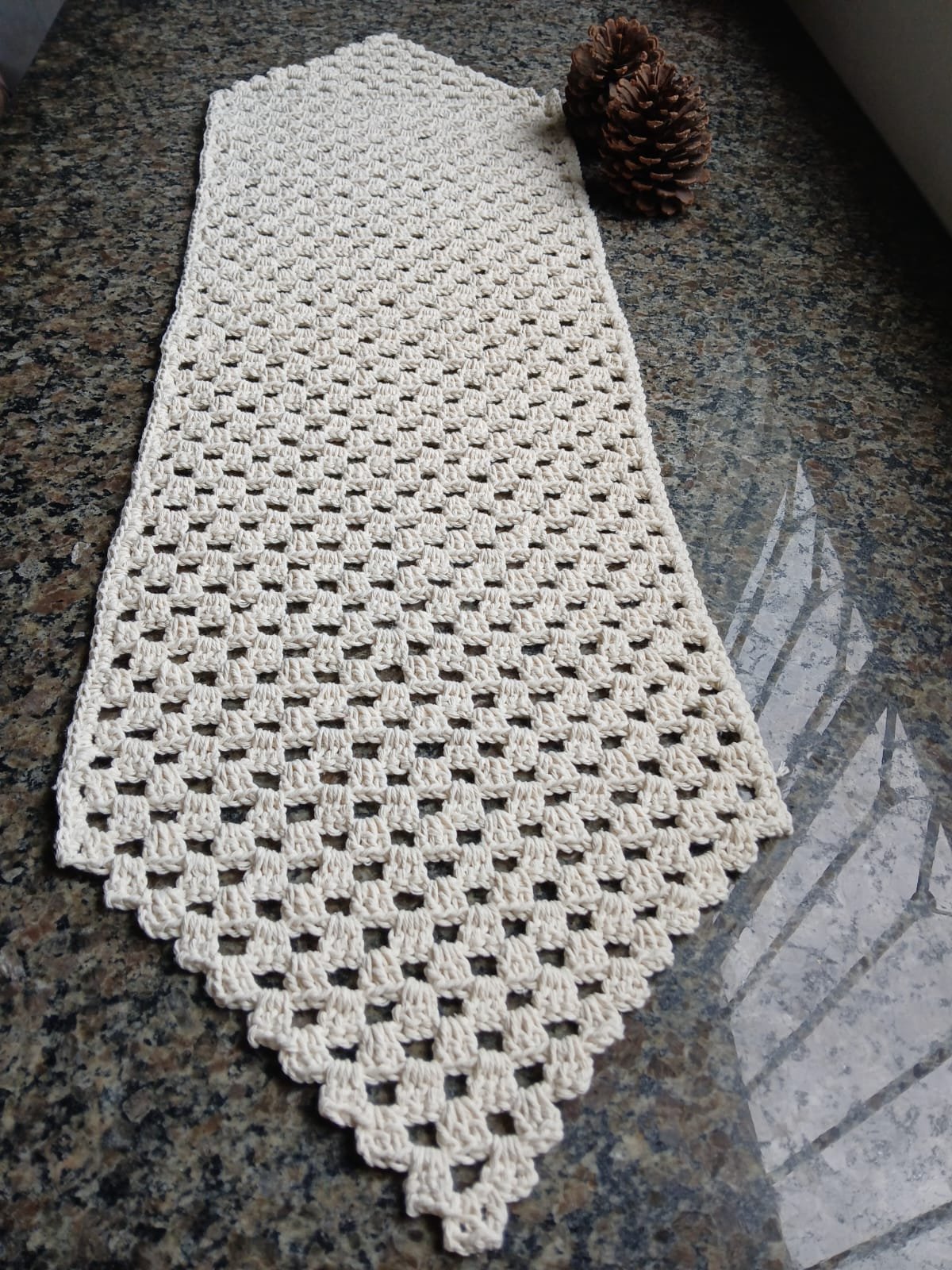 crochetando-memorias-trilho-de-mesa-croche-artesanal-bege