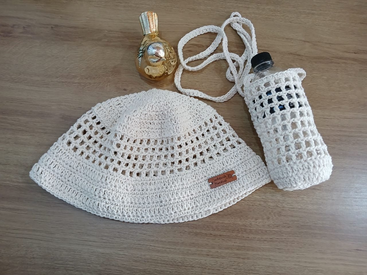 Chapéu e porta-garrafa em crochê artesanal feitos à mão no Brasil