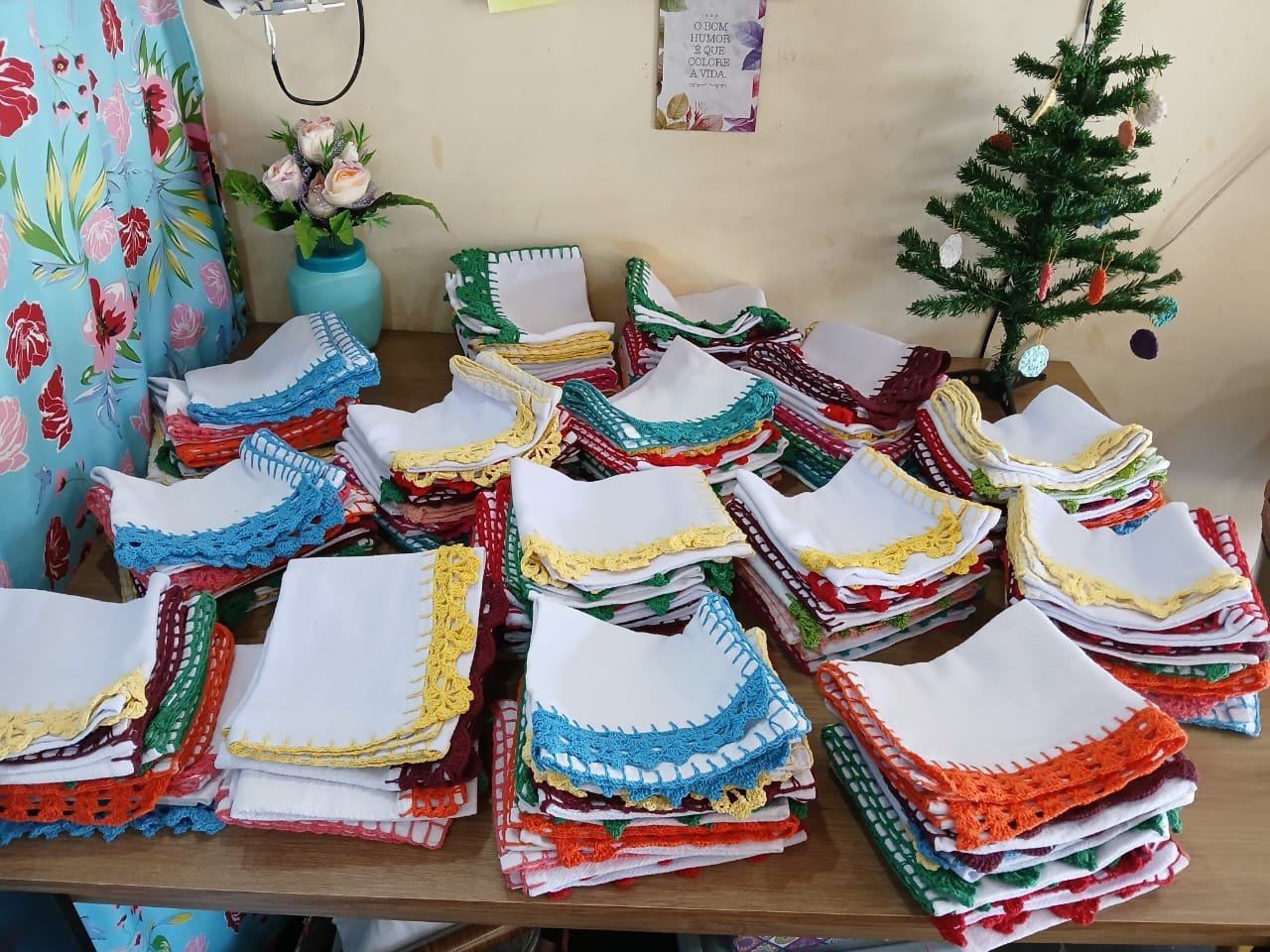 Panos de prato artesanais com acabamento em crochê colorido