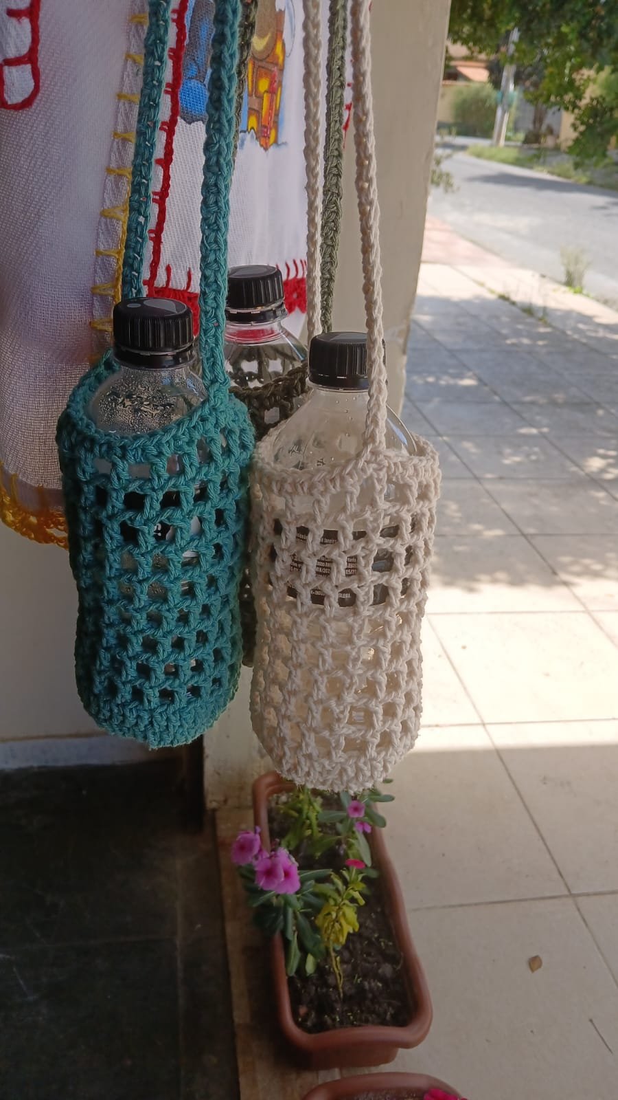 Porta-garrafa em crochê artesanal com alça para uso diário